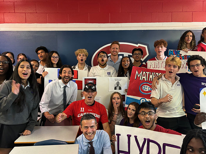 Le défenseur et adjoint au capitaine des Canadiens de Montréal, Mike Matheson, était de passage à l'école secondaire Westmount 