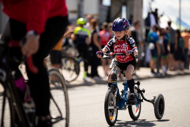 Laura Sévigny cycling in the criterium Chirurgivision in Three Rivers in 2021, where she completed a 1.5-km course. Laura was the first Paracyclist to cycle with Espoirs Laval. 