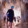 Sasha, le fils d’Emmanuelle Assor, guide ses parents à travers les grottes naturelles de Rio Secreto à Playa del Carmen, au Mexique. Photo courtoisie de E. Assor  