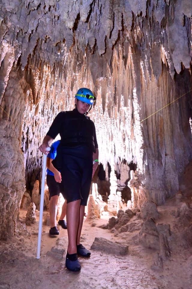 Sasha, le fils d’Emmanuelle Assor, guide ses parents à travers les grottes naturelles de Rio Secreto à Playa del Carmen, au Mexique. Photo courtoisie de E. Assor  