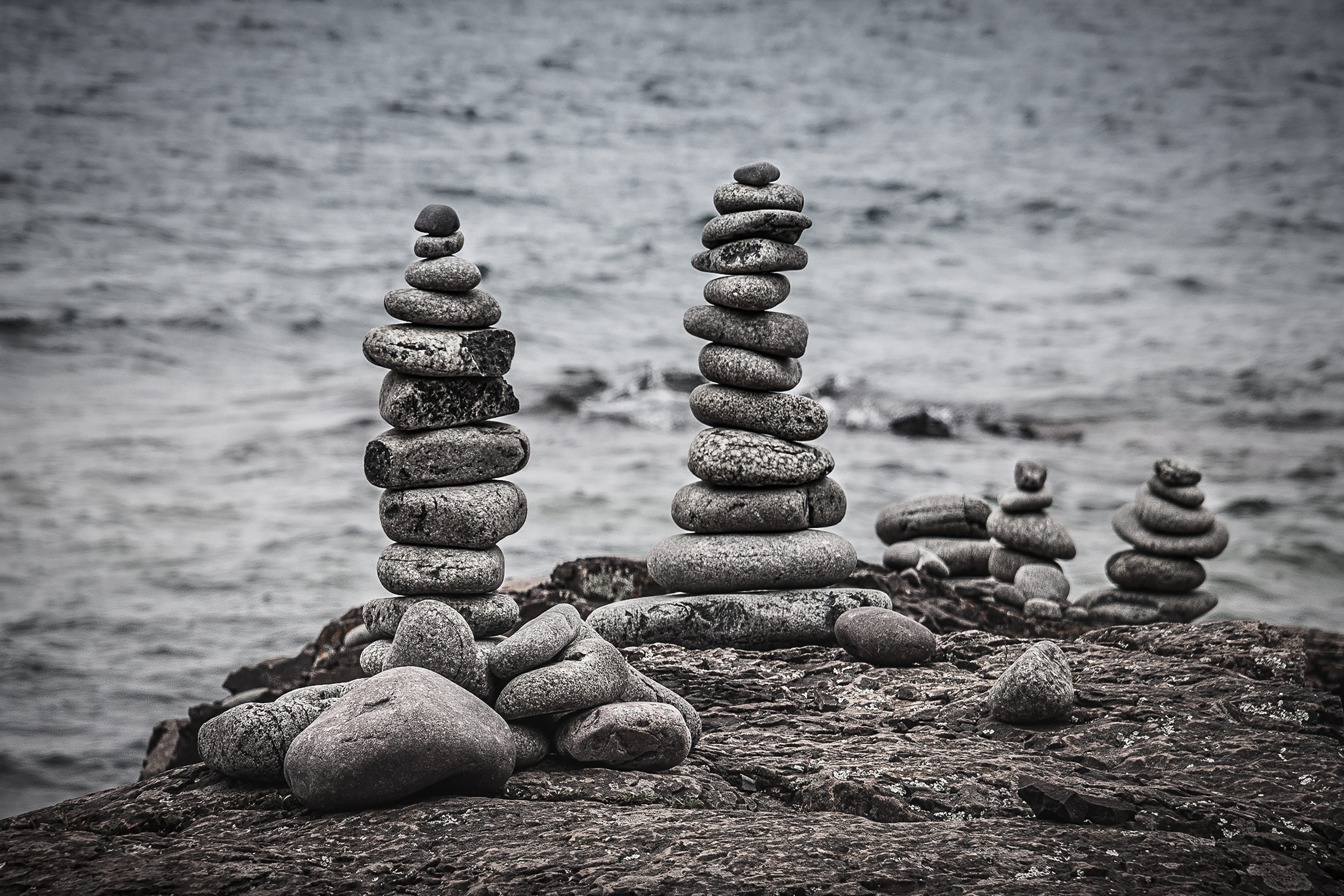 Plusieurs piles de pierres sur le rivage.